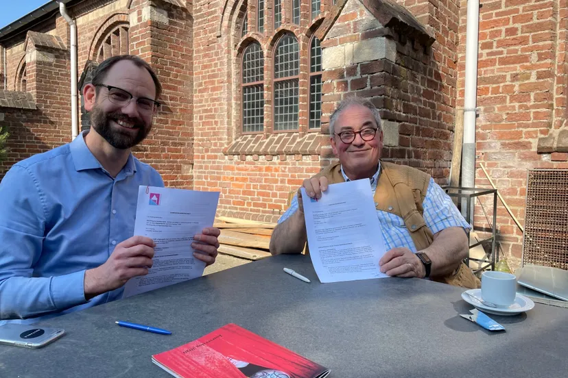 zandsekerkvlnr paul alfing voorzitter bestuur alzheimer nederland afd arnhem eo en huib fienieg ondertekenen gebruiksovereenkomst