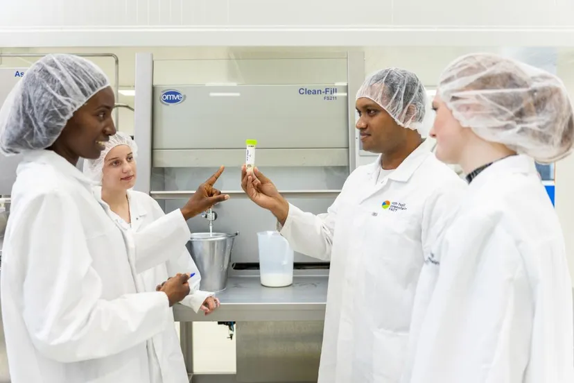 zuivelhvhl studenten anke vos mohammad noman en hilde slaghuis in gesprek met begeleider nyasha ngirandelinks