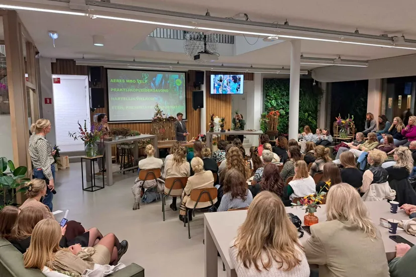 aeres mboleerbedrijven en studenten bij de demonstratie van de bloemarrangeurs fotograaf ellis rexwinkel