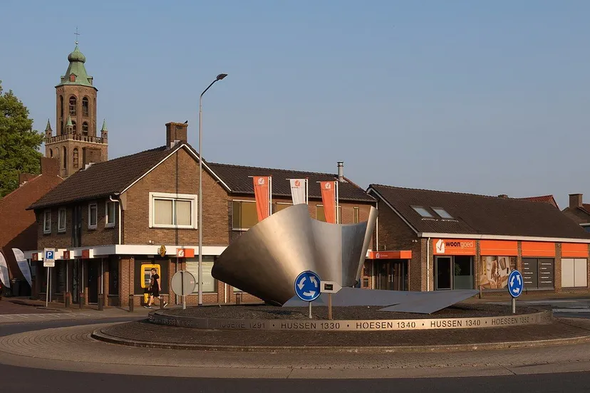 huissen sculptuur rotonde aan de stadswalwikipedia commons gm1705 wn094 op de achtergrond img 9331 2021 06 09 19401