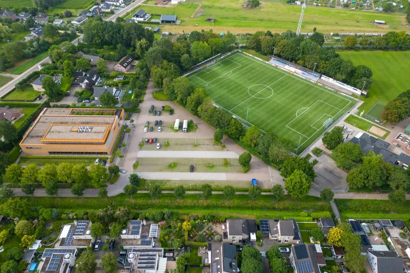 huissennieuwsfs luchtfoto velden rkhvv en sport sereen bewerkt 1536x1024