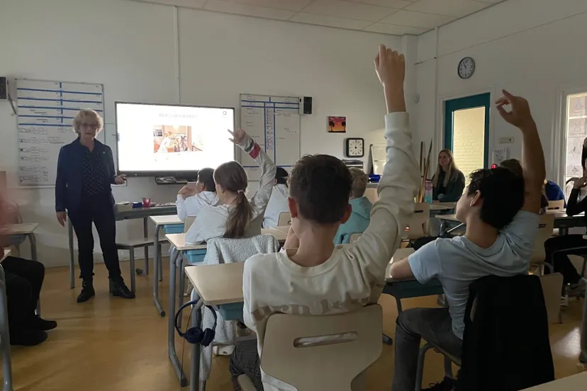 leerlingen van de wieling doen enthousiast mee met de les over dementie 2