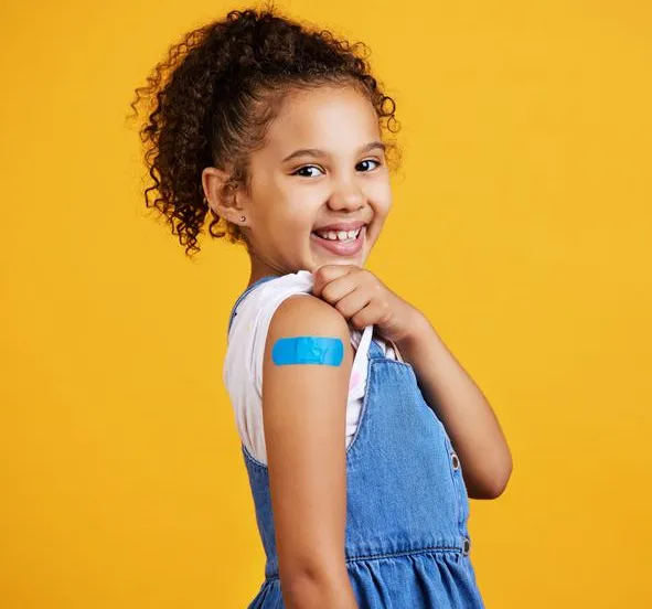 meisje met blauwe pleister op haar arm