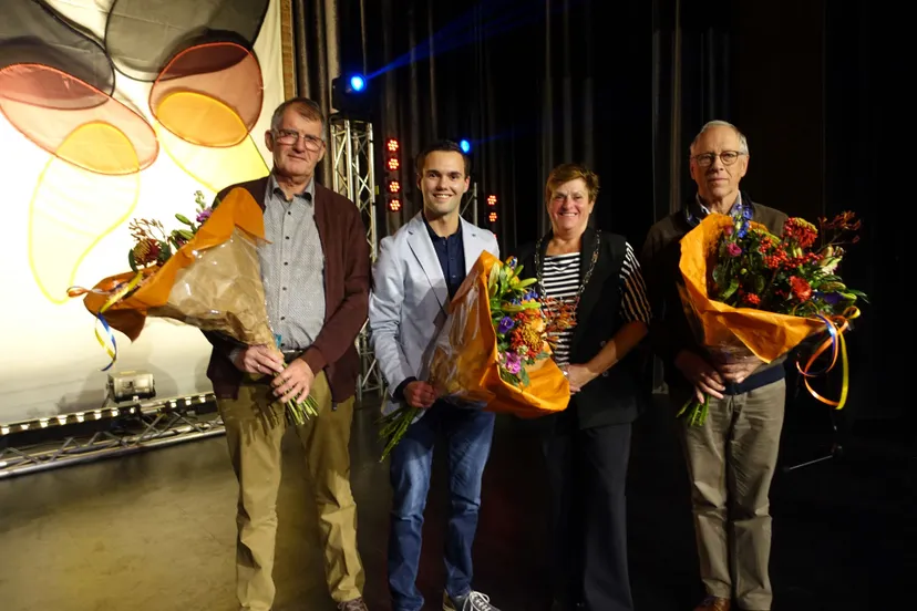 vrijwilligersprijs2024winnaar yannick akse 24 met burgmeester nelly kalfs en genomineerden herman joling en harry rensenrunak sharafdsc00417