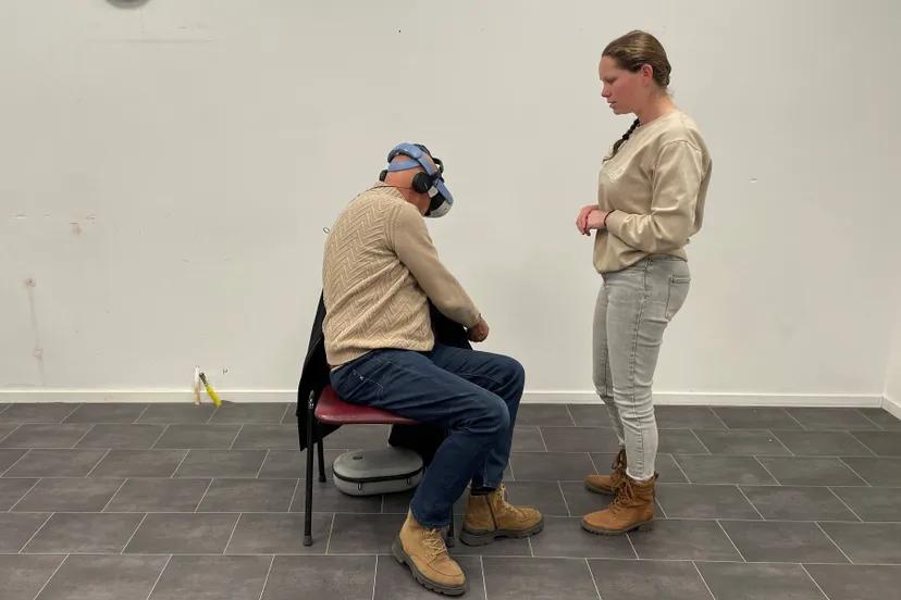 2025 marlijn abbink directeur van het leerbedrijf ideon begeleidt vr belevingjpg