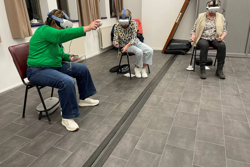 2025 vrijwilligers alzheimer cafe lingewaard beleven dementie met vr brillenjpg