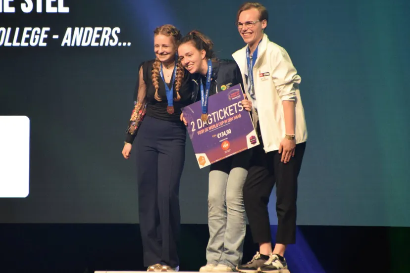 jikke jansen nederlands kampioen bloembinder 2025 tijdens de prijsuitreiking marjanne eikelboom