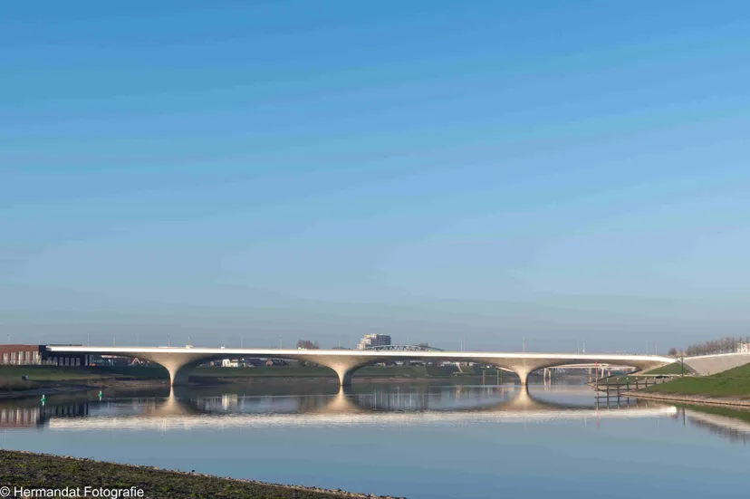 oprit naar de brug in nijmegen 7974