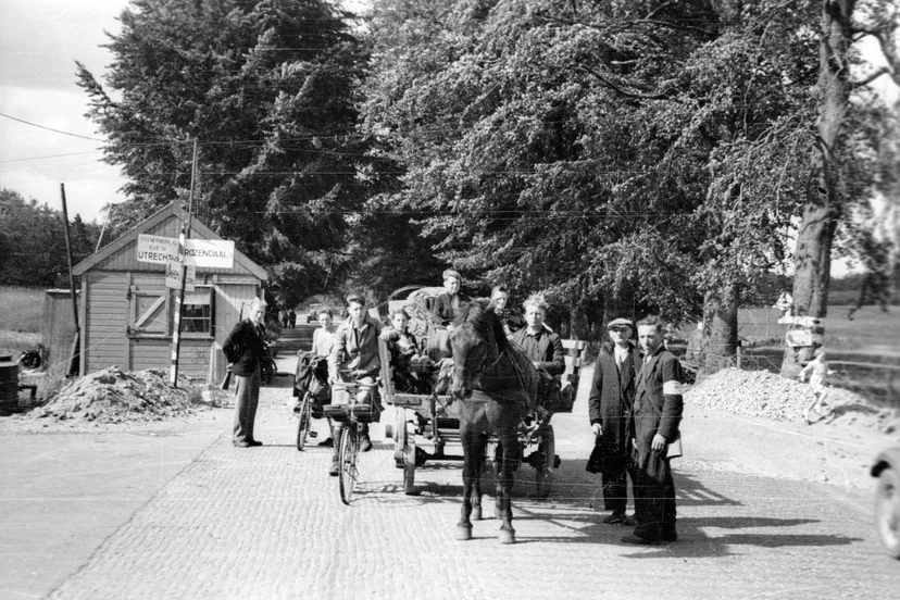 afb 3 cordon f met evacues 1945 glda 1535 529jpg