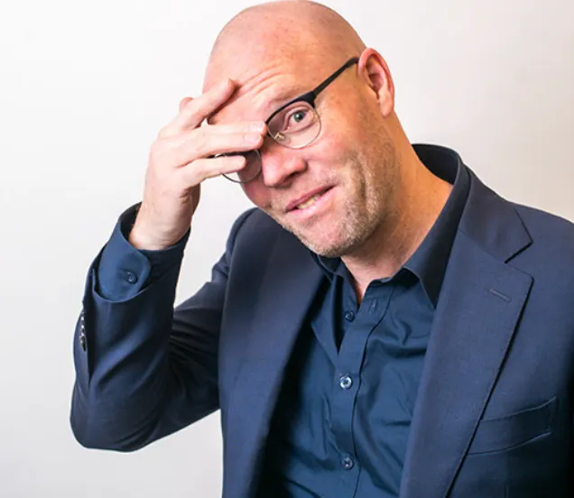 schrijver toine heijmans spreekt tijdens de opening van de week van dementievriendelijk lingewaard foto de schrijverscentrale