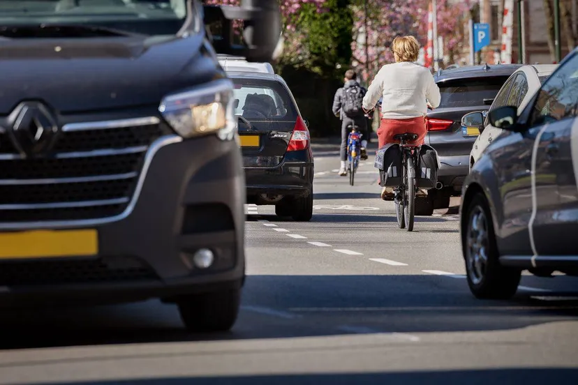 fietser op drukke weg in utrechtfietsersbond