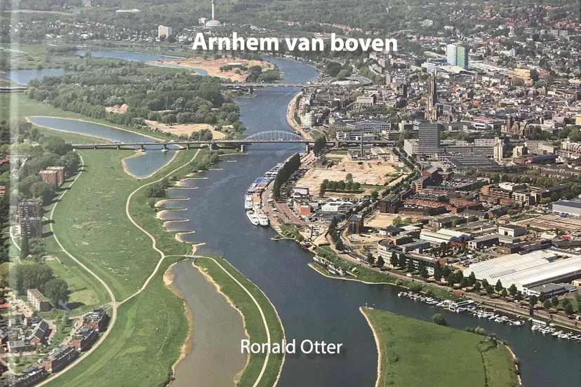 Arnhemvanboven_omslagvoorzijde