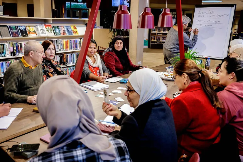 Taalcafé in Bibliotheek Gendt_foto Marcel Krijgsman