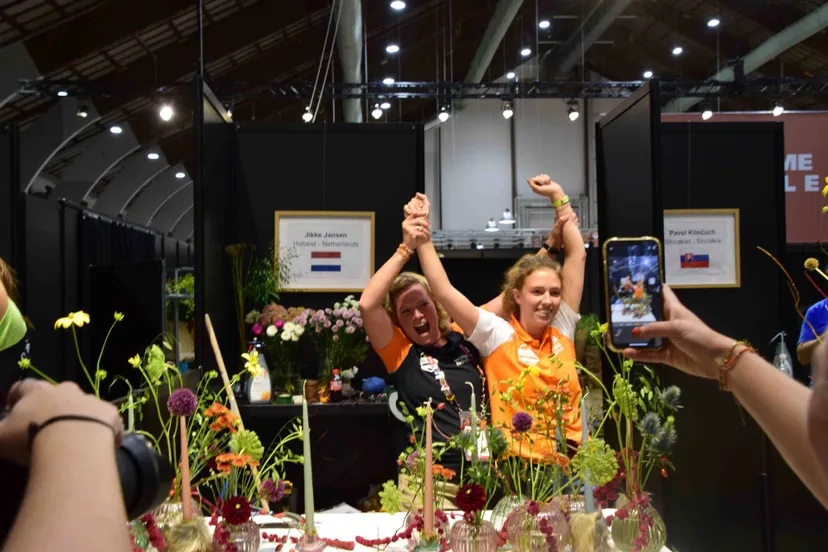 Eindsignaal wedstrijd Florestry EuroSkills Herning 2025 in Denemarken voor Jikke Jansen met haar expert Linda Eising - fotograaf Marjanne Eikelboom
