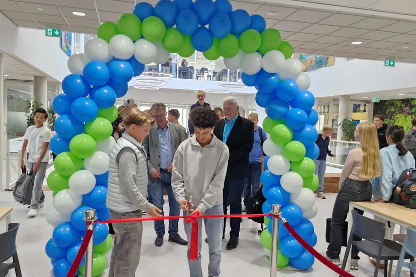 OBC Elst. Leerlingen OBC Elst geven samen met de wethouder en directeur startsein PGP