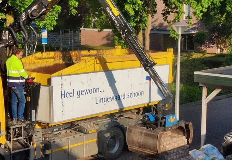 tegels ophalen.Gemeente Lingewaard