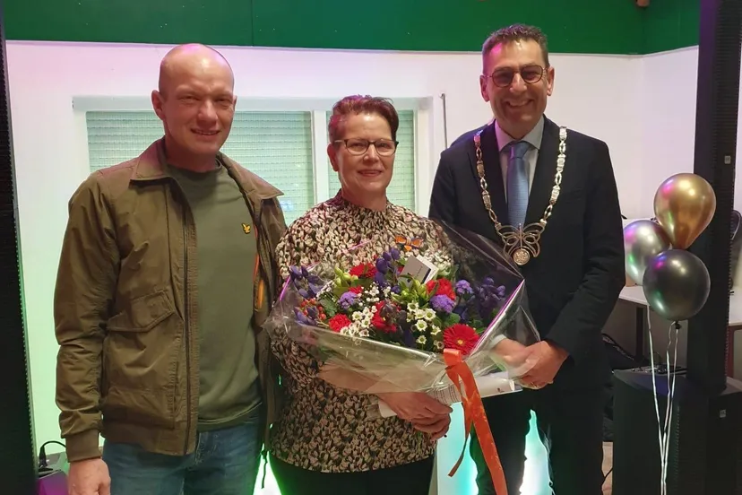 Uitreiking Koninklijke Onderscheiding.Imca Saat-Bremer uit Doornenburg