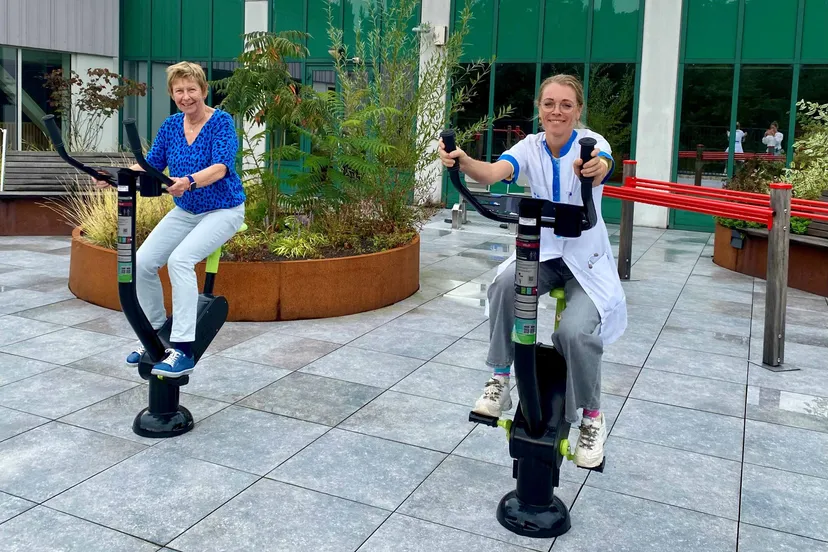 Vergeetachtig v.l.n.r. Maria Verest, gespreksleider en Esther Burgers, verpleegkundig specialist in de beweegtuin van Geriatrie Rijnstate