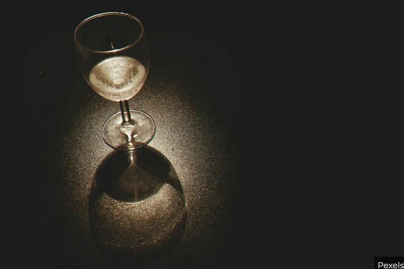 Alcohol onder werktijd kost medewerker COA zijn baan