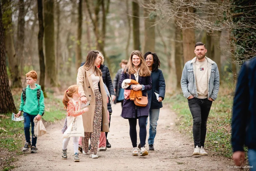 Museumpark Orientalis - Wandelende familie (Raoul van Meel)