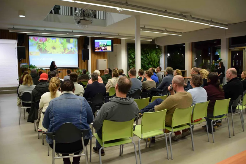 Groep ouders in het onderdeel Informatie over het onderrwijs bij Aeres VMBO Velp tijdens de Ouder Informatie Avond van 11 november