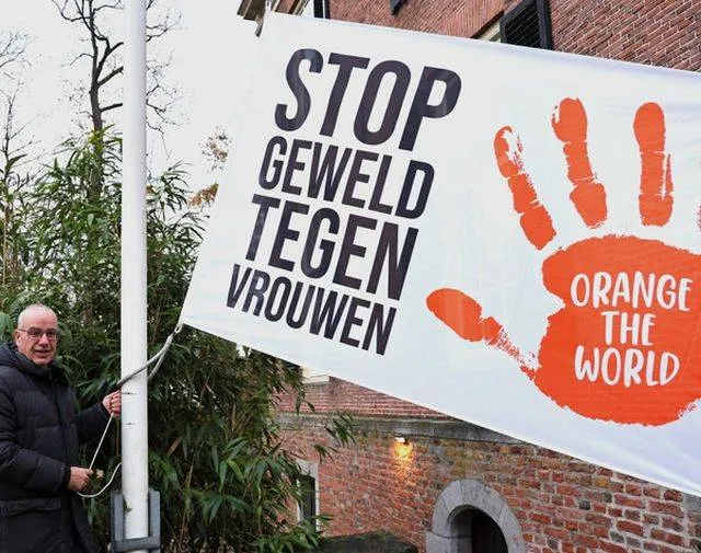 Stop geweld tegen vrouwen en meisjes.Aart Slob hijst vlag. Gemeente Lingewaard