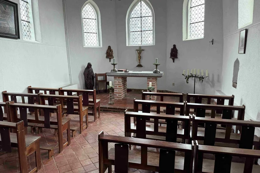Foto Kapel.kapel Kasteel Doornenburg met banken St. Martinuskerk
