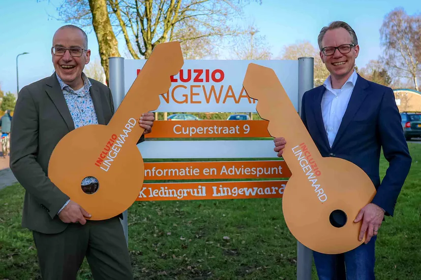 Wethouder Aart Slob en directeur Incluzio Lingewaard Ruud Noteboom