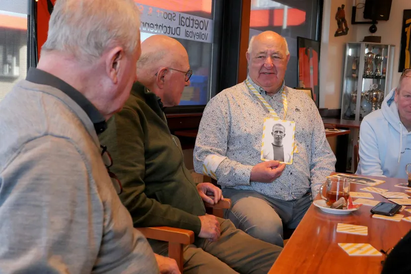 Rein Hoenholt haalt samen met deelnemers voetbalherinneringen op.Sjaak Veldkamp.VO25A1~1