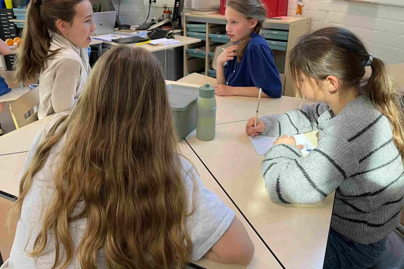 Leerlingen van De Borgwal buigen zich over de geheugentoets.(1)