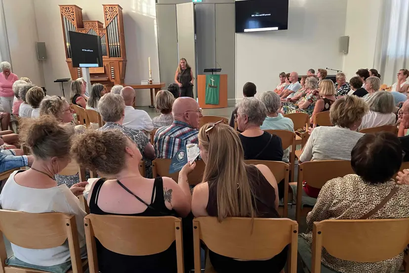 Bezoekers Protestantse Kerk in afwachting van de film