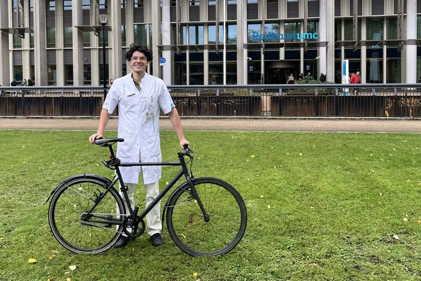 dr. Peter Slootbeek met fiets voor Radboudumc