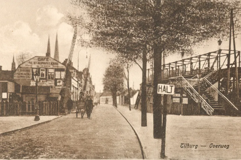 0653949 tilburg omstreeks 1900 rechts de voetgangersoversteekbrug op de kop van de heuvel
