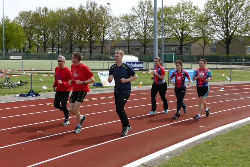 2015 05 02 maresia lopers op de atletiekbaan