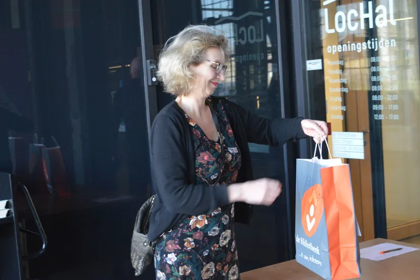 abonnee haalt boek op bij afhaalbieb lochal