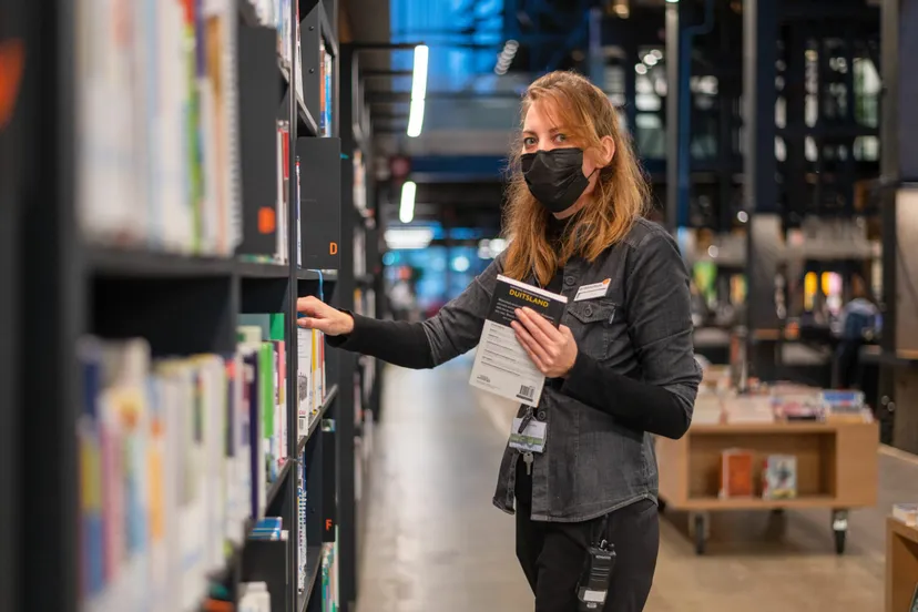 bibliotheek beperkt open tijdens harde lockdown ovv merel van dooren photography scaled