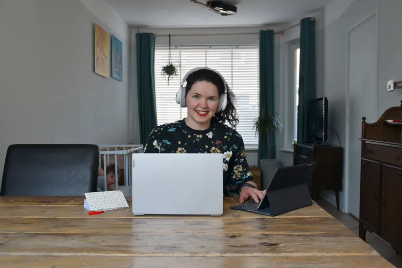 bijschrift specialist basisvaardigheden tessa persijn zit klaar om telefonisch digitale vragen te beantwoorden