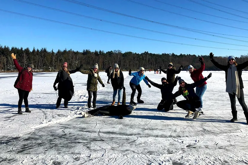 dames gezellig op het ijs