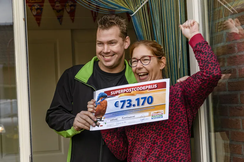 foto 1 judith uit kaatsheuvel met een superpostcodeprijs cheque van 73170 euro