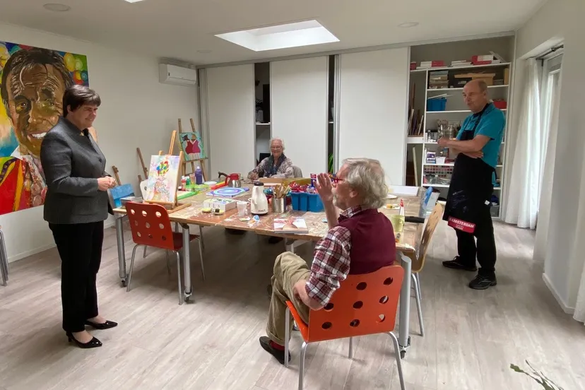 foto bezoek commissaris van de koning mw adema