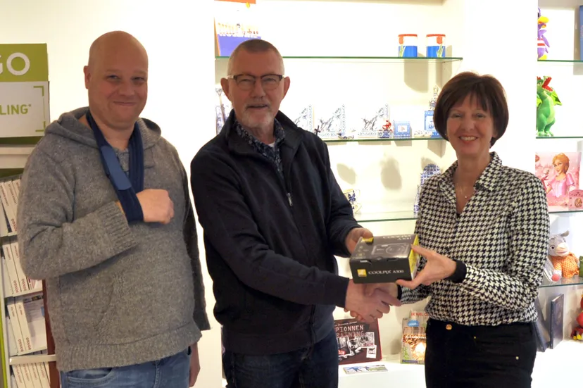 foto prijsuitreiking foto wedstrijd krant