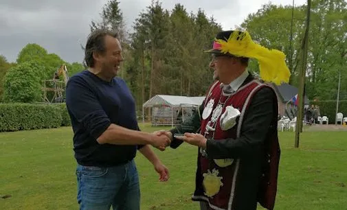 frank krijgt de wisseltrofee uitgereikt