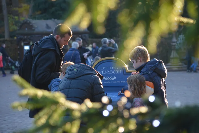 gezin doet wens bij efteling wensboom