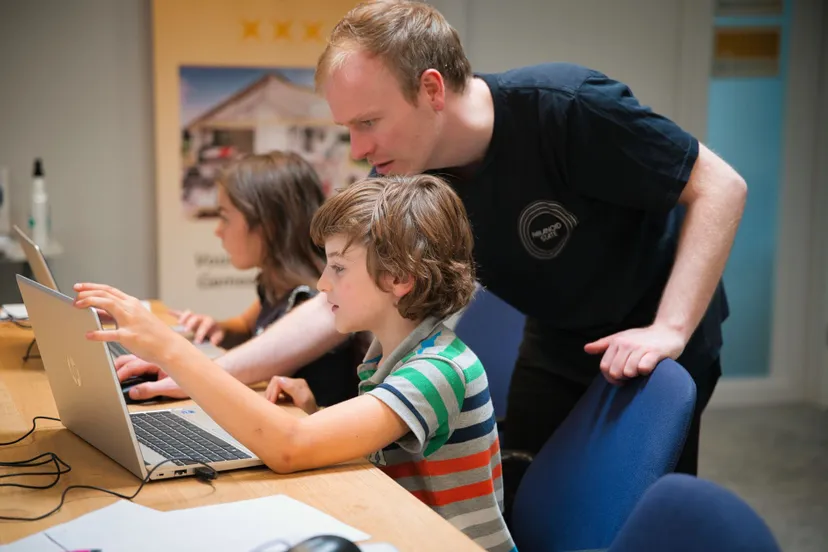 in de werkplaats biblioheek mb