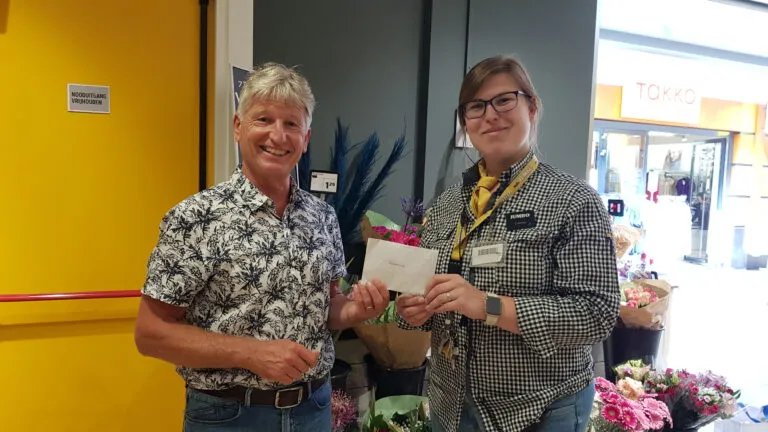 jumbo overhandigt flessenactie 2021 7 768x432 1