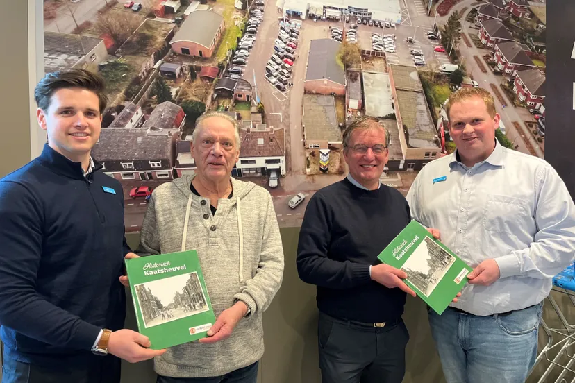 overhandiging eerste exemplaren van historisch kaatsheuvel 3