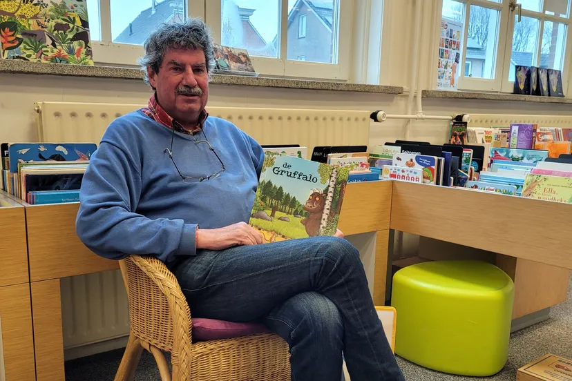 ruud leest voor in bibliotheek loon op zand
