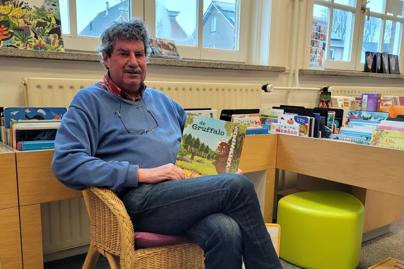 ruud leest voor in bibliotheek loon op zanda