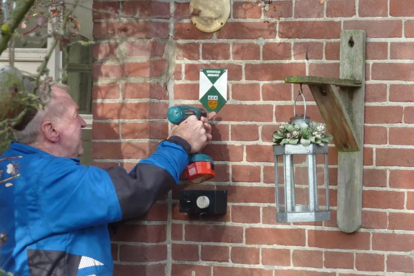 thumbnail als vrijwilliger van de kdc verving sjef vugts de monumentenschildjes