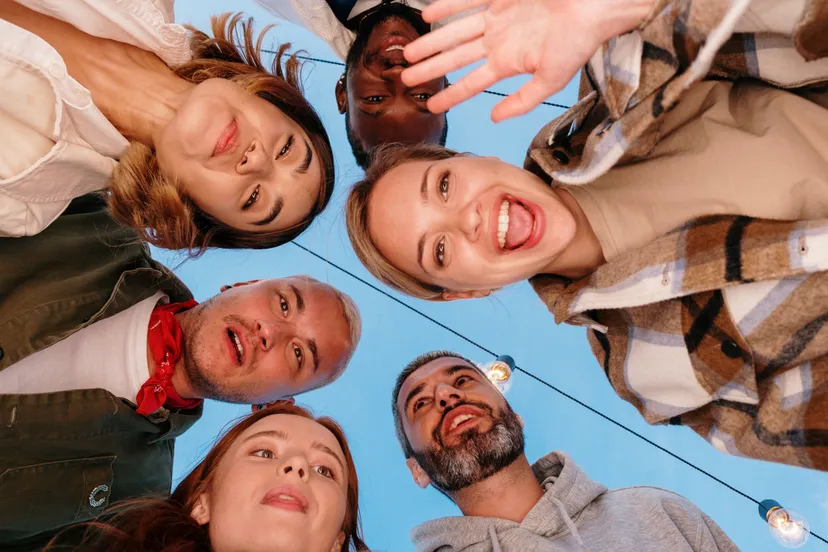 vrienden zwaaien divers